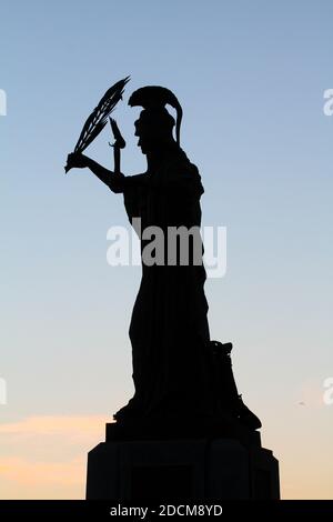 Troon War Memorial, Cenotaph Ayrshire, Scozia, Regno Unito, si è stagliato contro il cielo blu chiaro Foto Stock