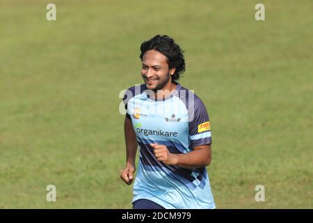 Dhaka, Bangladesh. 22 novembre 2020. Lo Shakib al Hasan di Gemcon Khulna allo Stadio Nazionale di Cricket Sher-e-Bangla durante la sessione di prove in vista della Bangabandhu T20 Cup. Credit: SOPA Images Limited/Alamy Live News Foto Stock