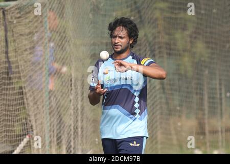 Dhaka, Bangladesh. 22 novembre 2020. Lo Shakib al Hasan di Gemcon Khulna allo Stadio Nazionale di Cricket Sher-e-Bangla durante la sessione di prove in vista della Bangabandhu T20 Cup. Credit: SOPA Images Limited/Alamy Live News Foto Stock