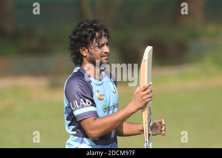 Dhaka, Bangladesh. 22 novembre 2020. Lo Shakib al Hasan di Gemcon Khulna allo Stadio Nazionale di Cricket Sher-e-Bangla durante la sessione di prove in vista della Bangabandhu T20 Cup. Credit: SOPA Images Limited/Alamy Live News Foto Stock