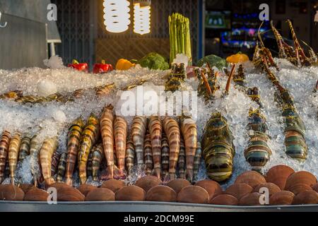 Barbecue di gamberetti Tiger servito al mercato notturno. Il famoso mercato notturno è un'attrazione turistica popolare a Hua Hin. Foto Stock