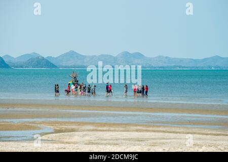 I turisti thailandesi alla spiaggia di Sam Roi Yot e alla Baia dei Delfini a sud di Hua Hin nella provincia di Prachuap Khiri Khan della Thailandia Foto Stock