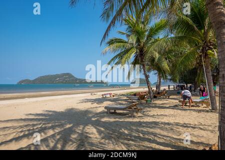 Sam Roi Yot spiaggia e Dolphin Bay a sud di Hua Hin Prachuap Khiri Khan Provincia di Thailandia Foto Stock