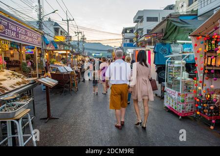 Scena urbana dal famoso mercato notturno di Hua Hin. Hua Hin è una delle destinazioni di viaggio più popolari in Thailandia. Foto Stock