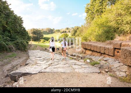 Montalto di Castro, Italia - 18 settembre 2020: Passeggiata turistica sull'antico marciapiede di Vulci, antica città etrusca (Italia) Foto Stock