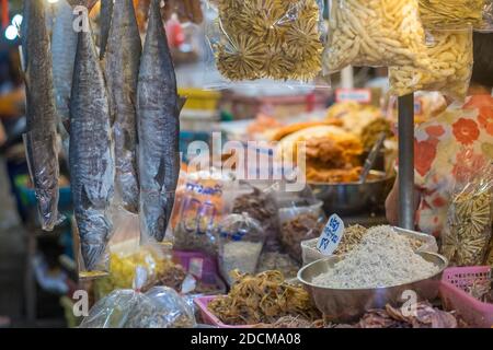 Scena urbana dal mercato coperto di Chai chat a Hua Hin. Hua Hin è una delle destinazioni di viaggio più popolari in Thailandia. Foto Stock