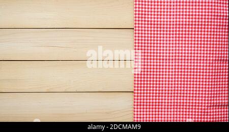 Classica tela rosa o telo da tavolo su tavola di legno con spazio per la copia Foto Stock
