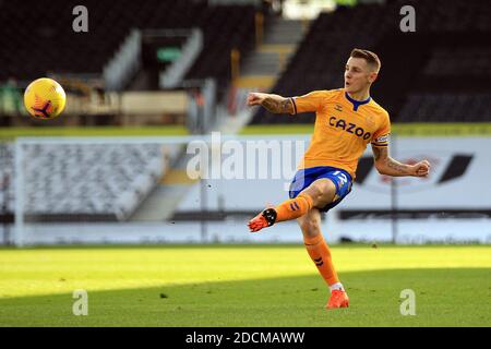 Londra, Regno Unito. 22 novembre 2020. Lucas Digne di Everton in azione durante il gioco. Premier League Match, Fulham contro Everton al Craven Cottage di Londra domenica 22 novembre 2020. Questa immagine può essere utilizzata solo per scopi editoriali. Solo per uso editoriale, è richiesta una licenza per uso commerciale. Nessun utilizzo nelle scommesse, nei giochi o nelle pubblicazioni di un singolo club/campionato/giocatore. pic by Steffan Bowen/Andrew Orchard sports photography/Alamy Live news Credit: Andrew Orchard sports photography/Alamy Live News Foto Stock