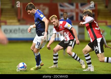 EXETER, INGHILTERRA. 21 NOVEMBRE Oldham Athletic's Bobby Grant Tustles con Exeter City's Jack Sparkes durante la partita Sky Bet League 2 tra Exeter City e Oldham Athletic al St James' Park, Exeter sabato 21 novembre 2020. (Credit: Eddie Garvey | MI News) Credit: MI News & Sport /Alamy Live News Foto Stock