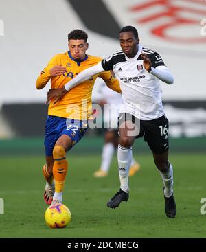 Ben Godfrey di Everton (a sinistra) e Tosin Adarabioyo di Fulham combattono per la palla durante la partita della Premier League a Craven Cottage, Londra. Foto Stock