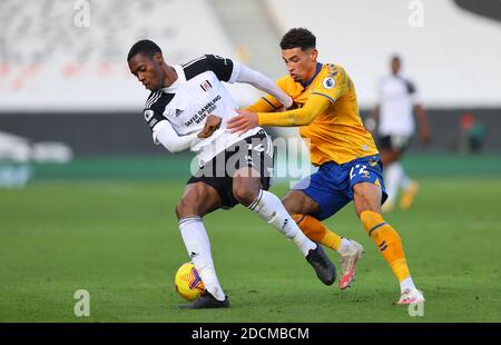 Tosin Adarabioyo di Fulham (a sinistra) e ben Godfrey di Everton combattono per la palla durante la partita della Premier League a Craven Cottage, Londra. Foto Stock