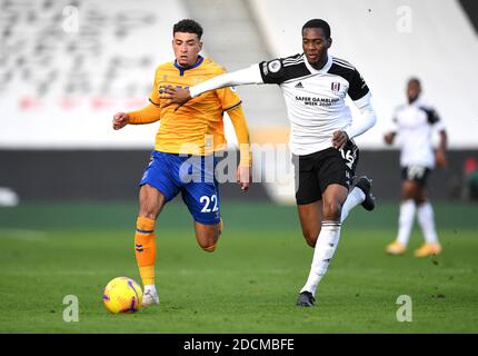 Ben Godfrey di Everton (a sinistra) e Tosin Adarabioyo di Fulham combattono per la palla durante la partita della Premier League a Craven Cottage, Londra. Foto Stock