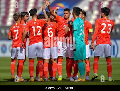 Doha, Qatar. 22 novembre 2020. I giocatori di Guangzhou Evergrande si rallegrano prima della partita di gruppo G tra Guangzhou Evergrande della Cina e Suwon Samsung Bluewings della Corea del Sud alla AFC Champions League 2020 a Doha, capitale del Qatar, 22 novembre 2020. Credit: Nikku/Xinhua/Alamy Live News Foto Stock