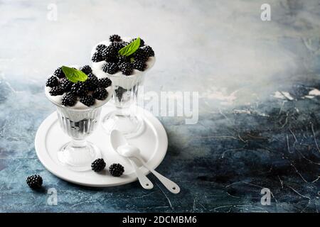 Dessert al latte di noce con more, fuoco selettivo Foto Stock