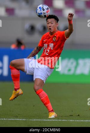 Doha, Qatar. 22 novembre 2020. Xu Xin di Guangzhou Evergrande compete durante la partita del gruppo G tra Guangzhou Evergrande della Cina e Suwon Samsung Bluewings della Corea del Sud alla AFC Champions League 2020 a Doha, capitale del Qatar, 22 novembre 2020. Credit: Nikku/Xinhua/Alamy Live News Foto Stock