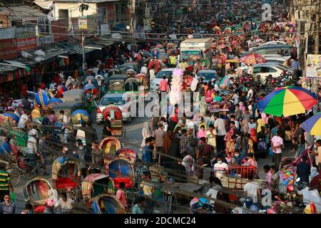 Dhaka, Bangladesh. 22 novembre 2020. 22 novembre 2020, Dhaka, Bangladesh: Il popolo del Bangladesh frana un mercato senza prendersi cura della distanza fisica cruciale per il controllo della diffusione del coronavirus (COVID-19), a Dhaka, Bangladesh. Il numero di nuovi casi di coronavirus rilevati in Bangladesh la domenica è salito a 447,341, in quanto 2,060 persone sono risultate positive dopo aver testato 13,870 campioni in 24 ore. Durante quel periodo, 38 altri pazienti COVID-19 sono morti, portando i decessi totali nel paese a 6,388. Il tasso di rilevazione nelle ultime 24 ore è stato del 14.85 per cento, mentre il tasso complessivo di rilevazione Foto Stock