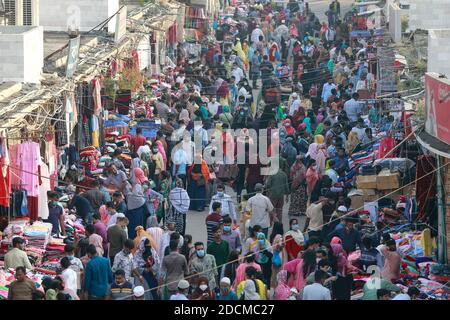 Dhaka, Bangladesh. 22 novembre 2020. 22 novembre 2020, Dhaka, Bangladesh: Il popolo del Bangladesh frana un mercato senza prendersi cura della distanza fisica cruciale per il controllo della diffusione del coronavirus (COVID-19), a Dhaka, Bangladesh. Il numero di nuovi casi di coronavirus rilevati in Bangladesh la domenica è salito a 447,341, in quanto 2,060 persone sono risultate positive dopo aver testato 13,870 campioni in 24 ore. Durante quel periodo, 38 altri pazienti COVID-19 sono morti, portando i decessi totali nel paese a 6,388. Il tasso di rilevazione nelle ultime 24 ore è stato del 14.85 per cento, mentre il tasso complessivo di rilevazione Foto Stock