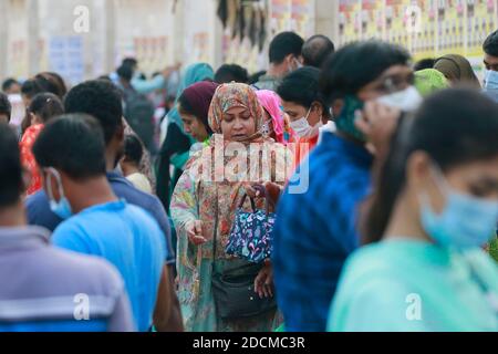 Dhaka, Bangladesh. 22 novembre 2020. 22 novembre 2020, Dhaka, Bangladesh: Il popolo del Bangladesh frana un mercato senza prendersi cura della distanza fisica cruciale per il controllo della diffusione del coronavirus (COVID-19), a Dhaka, Bangladesh. Il numero di nuovi casi di coronavirus rilevati in Bangladesh la domenica è salito a 447,341, in quanto 2,060 persone sono risultate positive dopo aver testato 13,870 campioni in 24 ore. Durante quel periodo, 38 altri pazienti COVID-19 sono morti, portando i decessi totali nel paese a 6,388. Il tasso di rilevazione nelle ultime 24 ore è stato del 14.85 per cento, mentre il tasso complessivo di rilevazione Foto Stock