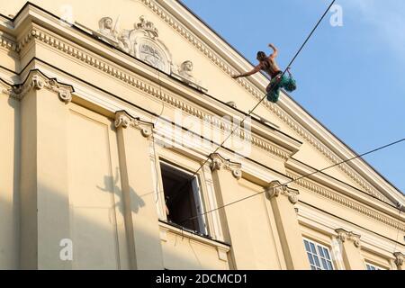 Lublin, Polonia - 26 luglio 2014: Acrobat walking Highline al nuovo circo e busking festival Carnaval Sztukmistrzow Foto Stock