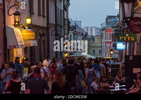 Lublin, Polonia - 26 luglio 2014: Affollata via Grodzka al tramonto durante il nuovo circo e busking festival Carnaval Sztukmistrzow Foto Stock