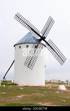 Tipico mulino a vento di campo de Crippana, provincia di Ciudad Real, Spagna Foto Stock