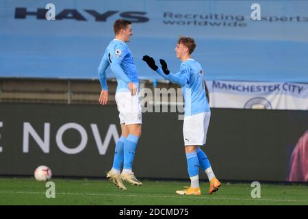 Manchester, Regno Unito. 22 novembre 2020. CELEBRAZIONE Liam Delap n. 9 di Manchester City celebra con Cole Palmer n. 7 di Manchester City dopo aver segnato per renderlo 1-0 Credit: News Images /Alamy Live News Foto Stock