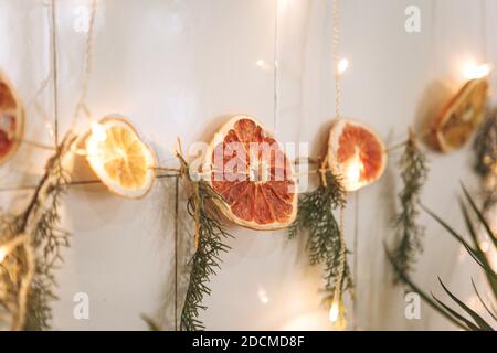 Decorazioni di Capodanno o di Natale nell'interno della casa Foto Stock