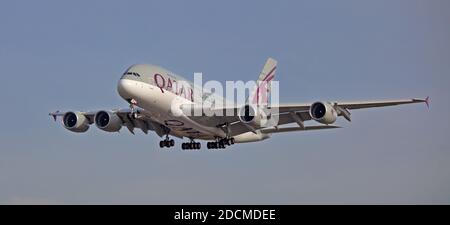 Qatar Airways Airbus a380 Super Jumbo A7-APD sull'approccio finale Per l'aeroporto di Londra-Heathrow LHR Foto Stock