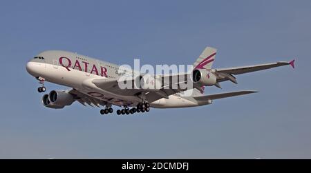 Qatar Airways Airbus a380 Super Jumbo A7-APD sull'approccio finale Per l'aeroporto di Londra-Heathrow LHR Foto Stock