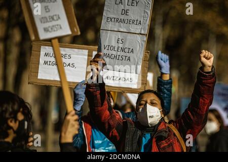 Barcellona, Spagna. 22 novembre 2020. Le femministe con i loro cartelloni gridano slogan mentre fanno parte di una catena umana attraverso Barcellona per celebrare la Giornata Internazionale per l'eliminazione della violenza contro le donne Credit: Matthias Oesterle/Alamy Live News Foto Stock