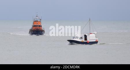 Newhaven, Regno Unito. 22 novembre 2020. La ricerca continua per due membri dell'equipaggio della Joanna C, una nave che trasmette un segnale di emergenza ieri circa tre miglia marine al largo della costa del Sussex. Credit: James Boardman/Alamy Live News Foto Stock