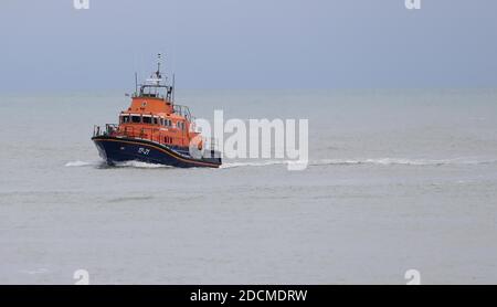 Newhaven, Regno Unito. 22 novembre 2020. La ricerca continua per due membri dell'equipaggio della Joanna C, una nave che trasmette un segnale di emergenza ieri circa tre miglia marine al largo della costa del Sussex. Credit: James Boardman/Alamy Live News Foto Stock