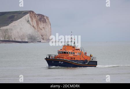 Newhaven, Regno Unito. 22 novembre 2020. La ricerca continua per due membri dell'equipaggio della Joanna C, una nave che trasmette un segnale di emergenza ieri circa tre miglia marine al largo della costa del Sussex. Credit: James Boardman/Alamy Live News Foto Stock