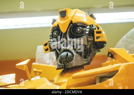 Mosca, 21 novembre 2020: Primo piano della testa del personaggio Bumblebee del film Transformers. Foto Stock