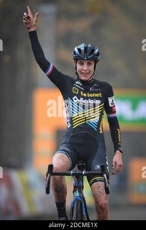 Il marchio olandese Lucinda festeggia mentre attraversa il traguardo per vincere la gara d'elite femminile della quarta (Su 8) fase del ciclo SuperPrestige Foto Stock