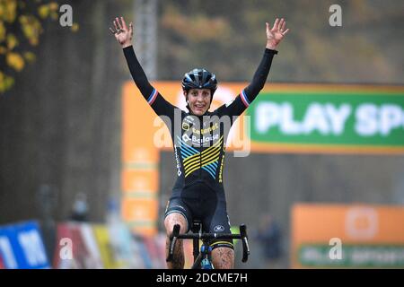 Il marchio olandese Lucinda festeggia mentre attraversa il traguardo per vincere la gara d'elite femminile della quarta (Su 8) fase del ciclo SuperPrestige Foto Stock