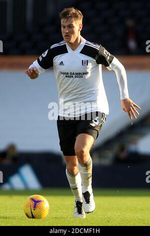 Londra, Regno Unito. 22 novembre 2020. Joachim Andersen di Fulham in azione durante il gioco. Premier League Match, Fulham contro Everton al Craven Cottage di Londra domenica 22 novembre 2020. Questa immagine può essere utilizzata solo per scopi editoriali. Solo per uso editoriale, è richiesta una licenza per uso commerciale. Nessun utilizzo nelle scommesse, nei giochi o nelle pubblicazioni di un singolo club/campionato/giocatore. pic by Steffan Bowen/Andrew Orchard sports photography/Alamy Live news Credit: Andrew Orchard sports photography/Alamy Live News Foto Stock