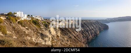 Vista panoramica delle imponenti scogliere della penisola di Akrotiri, vista dal villaggio di Megalochori sull'isola di Santorini. CICLADI, Grecia Foto Stock