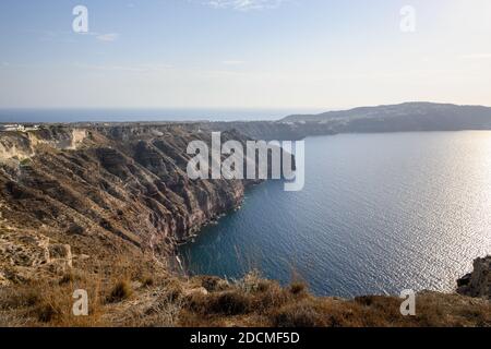 Le imponenti scogliere della penisola di Akrotiri si sono viste dal villaggio di Megalochori sull'isola di Santorini. CICLADI, Grecia Foto Stock