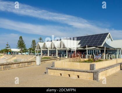 Pannelli solari sul tetto della caffetteria del ristorante Goose Lungomare di Busselton Australia Occidentale Foto Stock