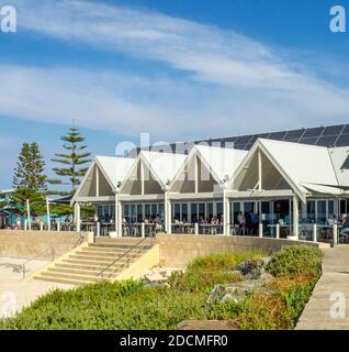 Pannelli solari sul tetto della caffetteria del ristorante Goose Lungomare di Busselton Australia Occidentale Foto Stock