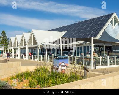 Pannelli solari sul tetto della caffetteria del ristorante Goose Lungomare di Busselton Australia Occidentale Foto Stock