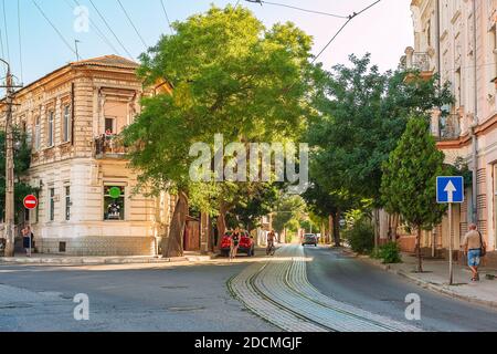 L'architettura originale e la decorazione degli edifici contraddistinguono il vecchio quartiere della città con strette e ombreggiate strade accoglienti da i nuovi distretti Foto Stock