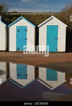 Beach capanna riflessioni a Goodrington sulla costa sud del Devon. Foto Stock