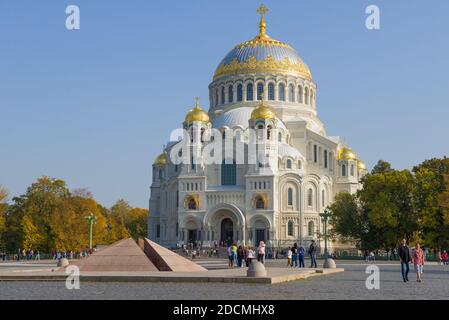 KRONSTADT, RUSSIA - 27 SETTEMBRE 2020: Alla Cattedrale Navale di San Nicola un giorno soleggiato di settembre Foto Stock