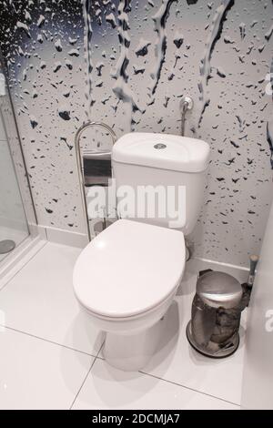 wc in ceramica bianca in bagno. toilette pulita. Foto Stock