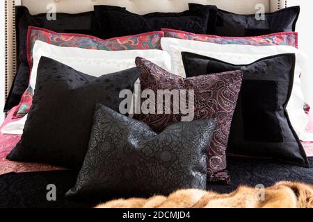 Letto con lenzuola e cuscini di lusso Foto Stock