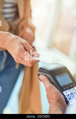 Donna pagando con carta di credito Foto Stock