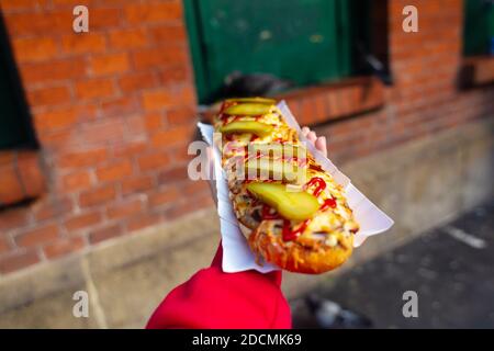 Popolare cibo di strada in Polonia zapiekanka primo piano. Foto Stock