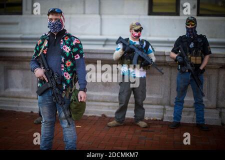 Richmond, Virginia, Stati Uniti. 21 Nov 2020. MIKE DUNN si trova di fronte alla Corte d'appello degli Stati Uniti del quarto circuito sabato 21 novembre 2020 a Capitol Square a Richmond, Virginia. Dunn e il suo collega Boogaloo Bois si trovarono in una sfida armata dell'ordinanza della città di Richmond contro il trasporto di armi da fuoco nelle vicinanze di una manifestazione o di una protesta. Credit: John C. Clark/ZUMA Wire/Alamy Live News Foto Stock